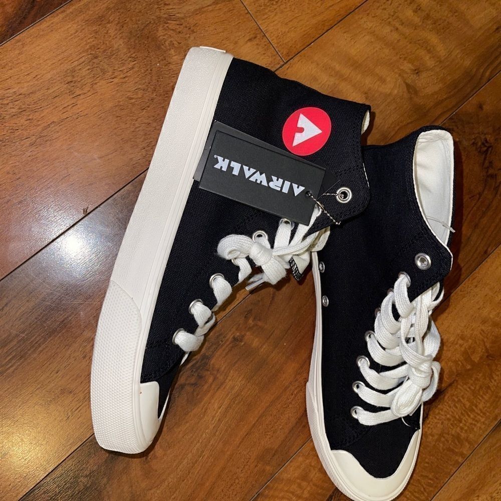 AirWalk Hightop  shoes black/white size 9 -new